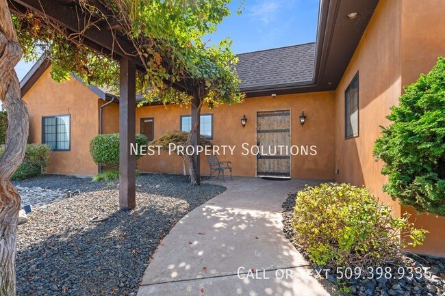 Building Photo - Jaw Dropping Home Overlooking the Columbia...