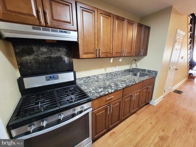 Building Photo - 923 E Schiller St