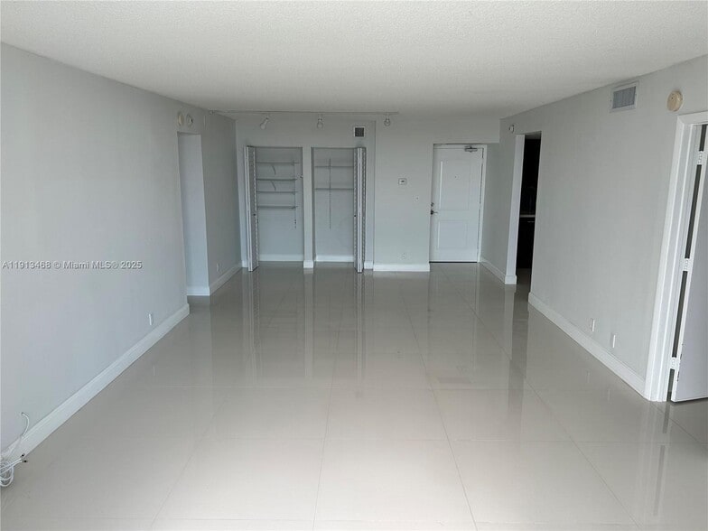Building Photo - 100 Bayview Dr