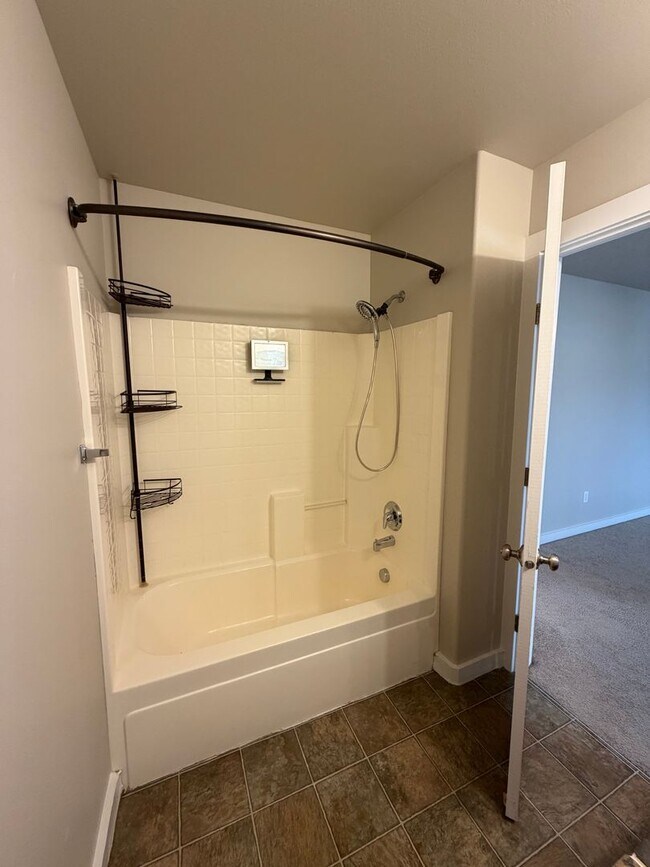 Building Photo - Perfect 4 bed 2.5 ba home in the desirable Sundance Subdiv. off McMillan & Meridian Rd.