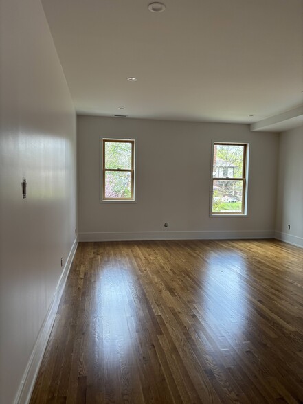 Building Photo - 1638 Pullan Ave