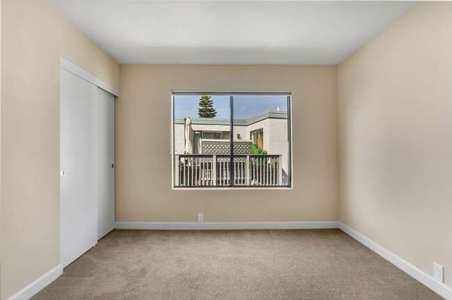 Building Photo - Beautiful townhome in North La Jolla! Avai...