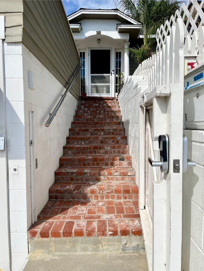 Building Photo - Quintessential Ventura 1 bed rear unit with LARGE, PRIVATE, BEAUTIFUL OUTDOOR LIVING AREA