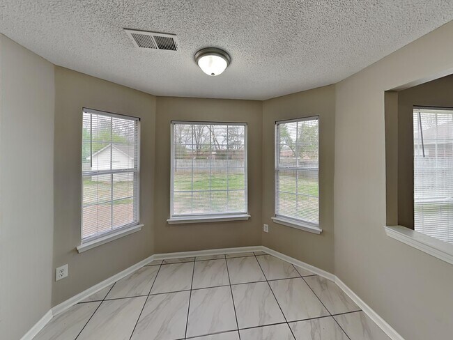 Building Photo - 5657 Wolf Pack Dr