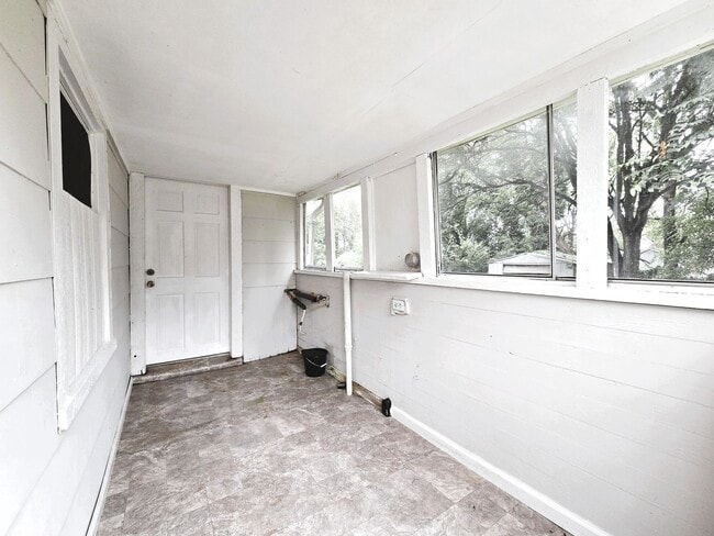 Building Photo - Three Bedroom House off of Campbell Avenue!