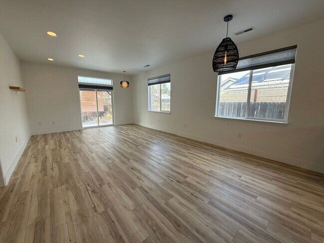 Building Photo - Beautifully Updated 3 Bed/2 Bath Home - Lodgepole Drive