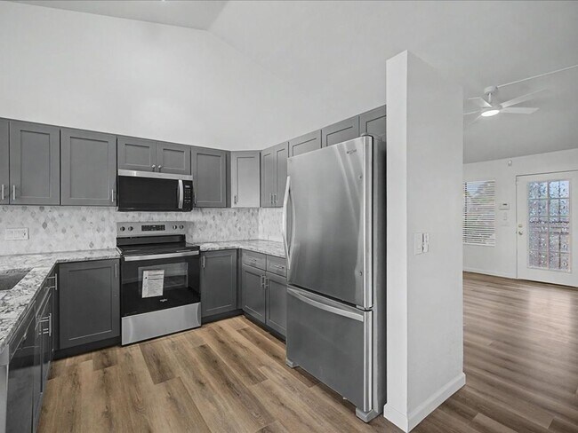 Building Photo - 3 bedroom, 2 bath, Garage