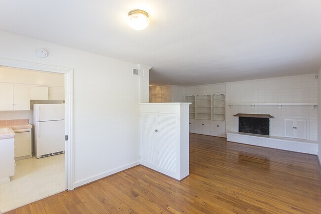 Building Photo - *OPEN HOUSE: 9/13 10-11AM* 2BD/1BA in La J...