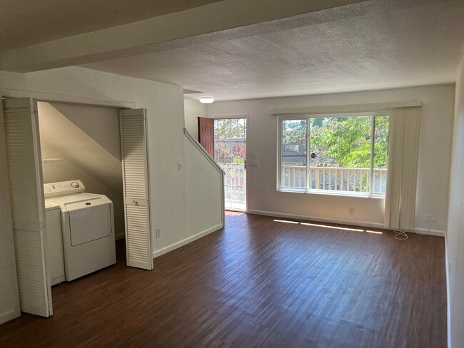 Building Photo - Vallejo 2-Bedroom Townhouse with 1-Car Gar...