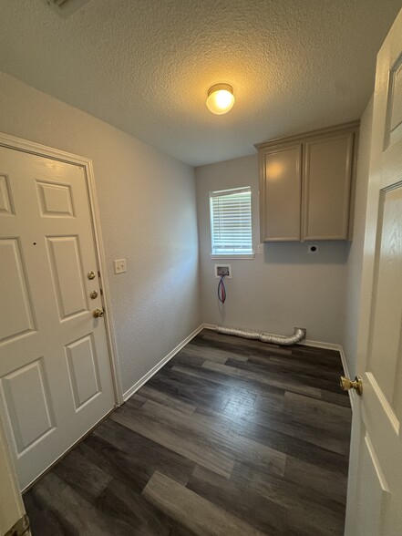 Laundry room - 4301 Capri Dr