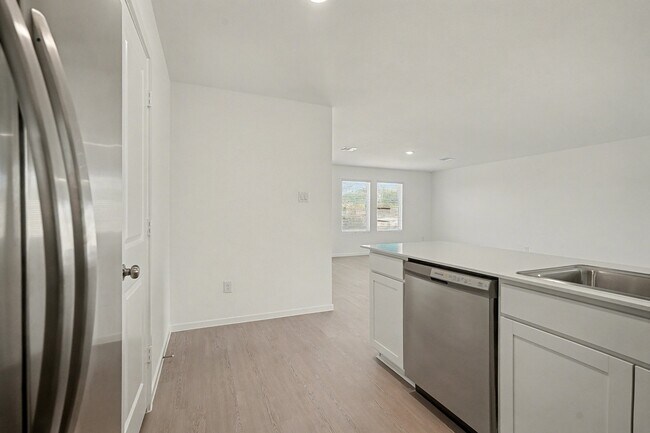 Building Photo - 6315 Linden Leaf Dr