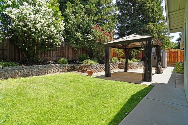 Building Photo - beautiful 3-bedroom, 2-bathroom single-story home in Roseville!