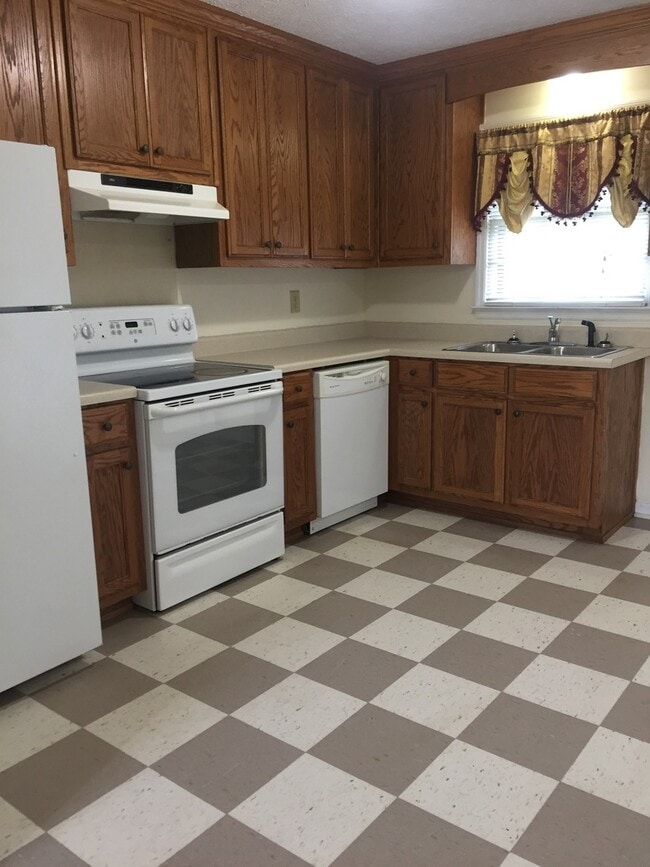 Building Photo - 2BR/ 2Bath on Eastside! Available end of July 2026