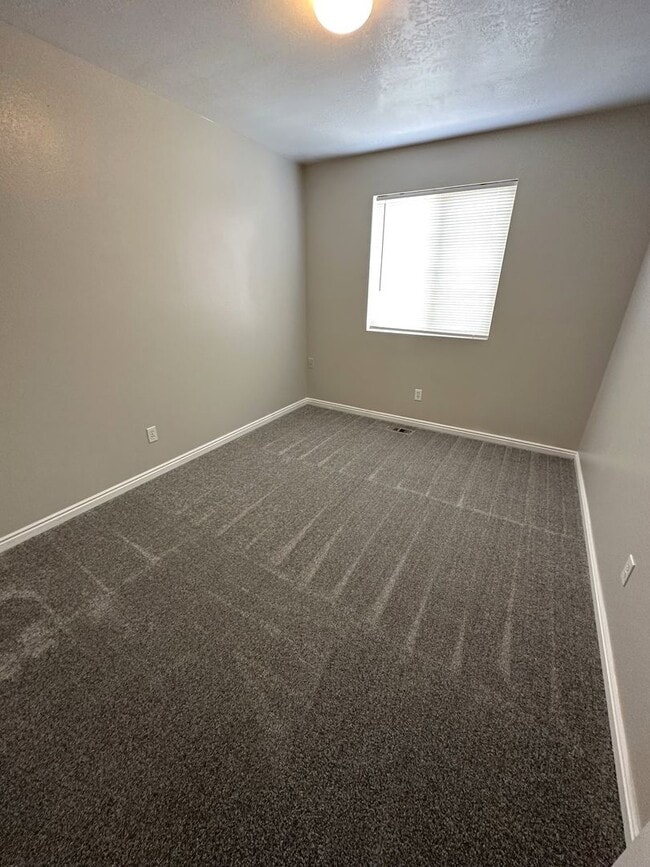 Building Photo - 3 Bed Duplex in Ogden – 18-Month Lease + 1...