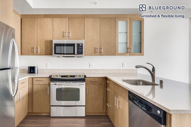 Building Photo - 2121 6th Ave