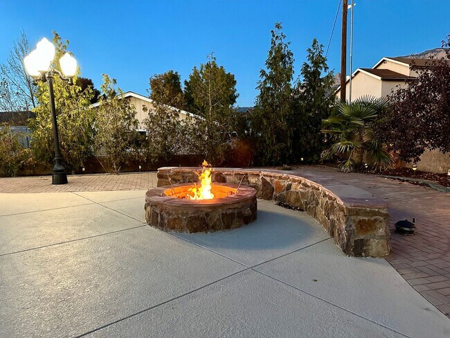 Building Photo - Move in Special Luxury 4 bedroom 4.5 bathr...