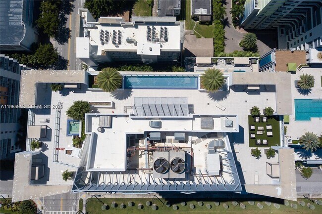 Building Photo - 1010 SW 2nd Ave