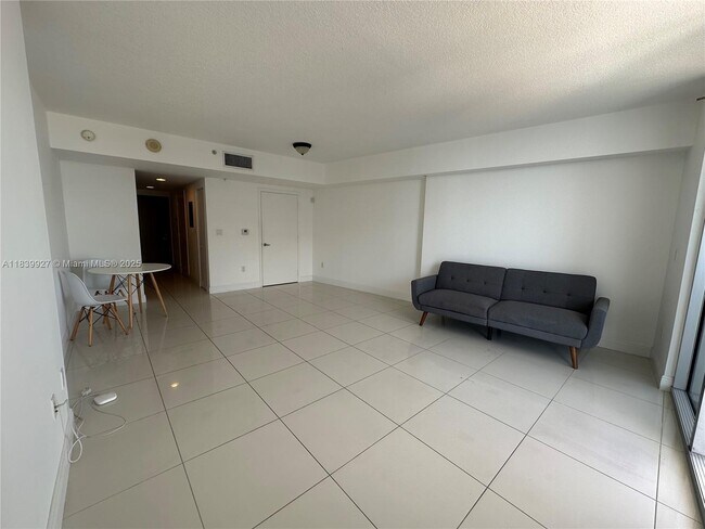 Building Photo - 1750 N Bayshore Dr