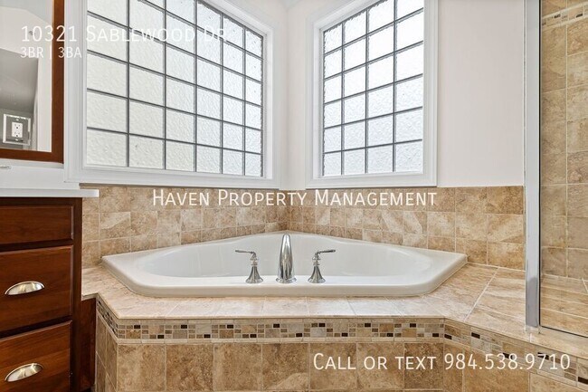 Building Photo - 10321 Sablewood Dr