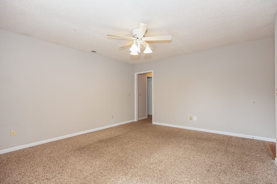 Building Photo - 4980 Valley Trail Ct