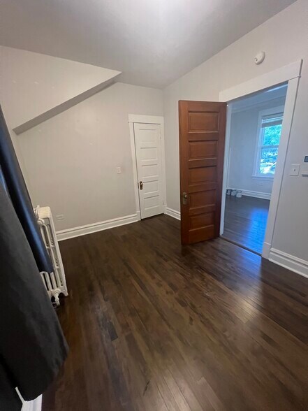 bedroom - 4120 N Wolcott Ave