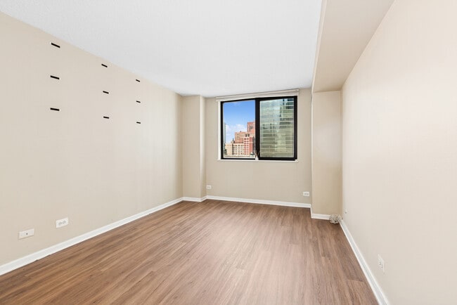 Building Photo - 33 W Delaware Pl
