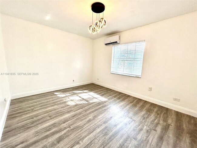 Building Photo - 6701 NE Miami Pl