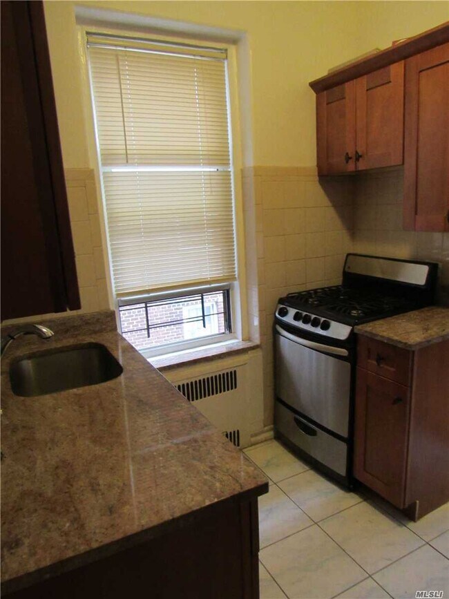 Building Photo - 111-45 76th Dr