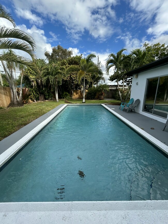 Building Photo - 5839 Daphne Dr