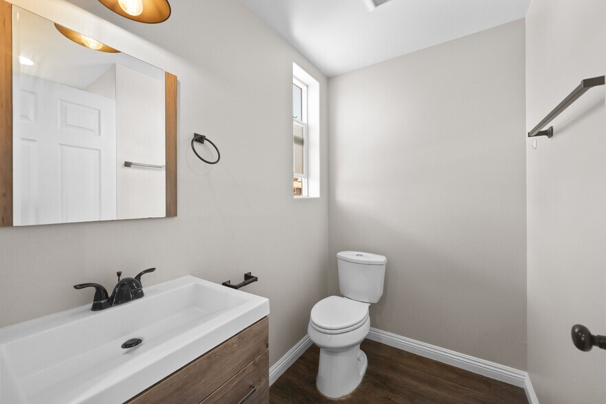 Building Photo - 1168 1/2 W 24th St