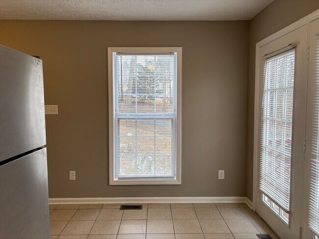 Building Photo - Beautiful 2 story townhome available in Asheboro!