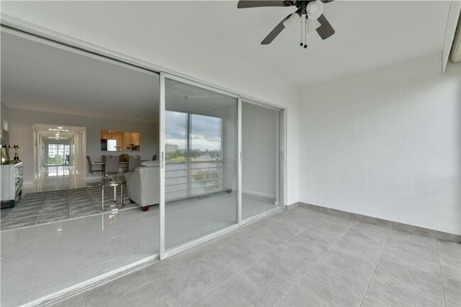 Building Photo - 2751 N Palm Aire Dr