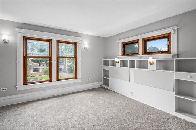 Building Photo - 145 Maple St