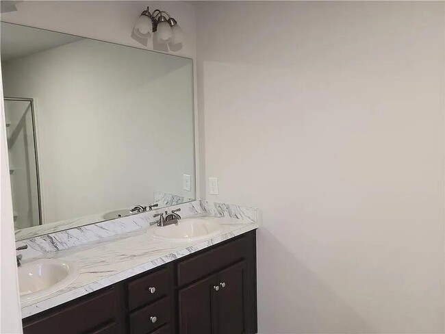 Building Photo - 647 Skye Dr