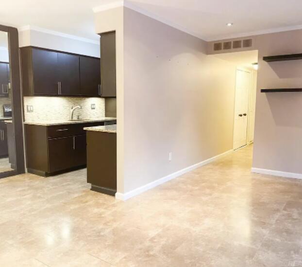 Building Photo - 15877 Cambridge Dr