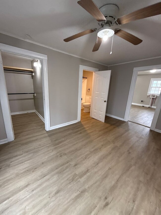 Building Photo - 2 bedroom/1 bath house