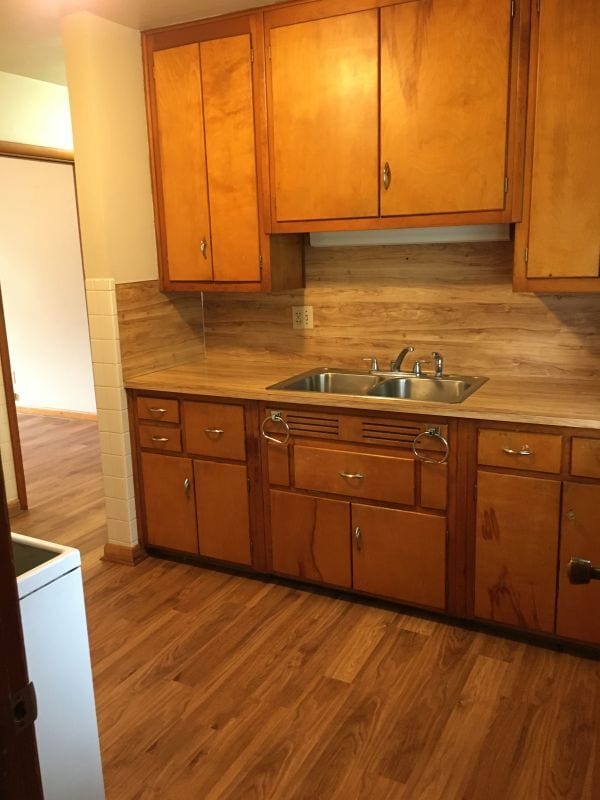 Kitchen 2 - 139 6th Ave SW