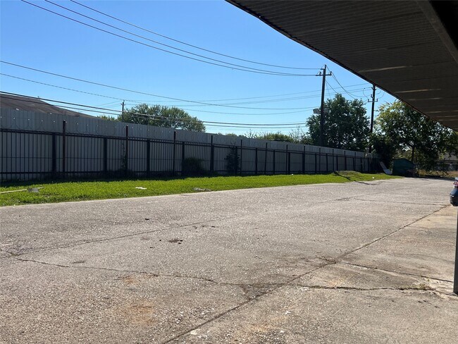 Building Photo - 8405 Wilcrest Dr