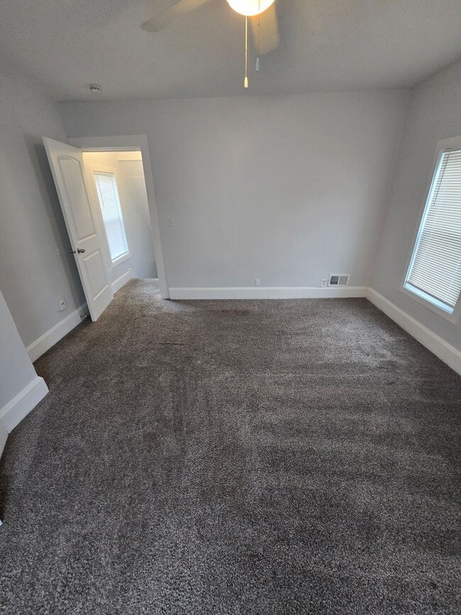 Building Photo - 3 BEDROOM SINGLE FAMILY