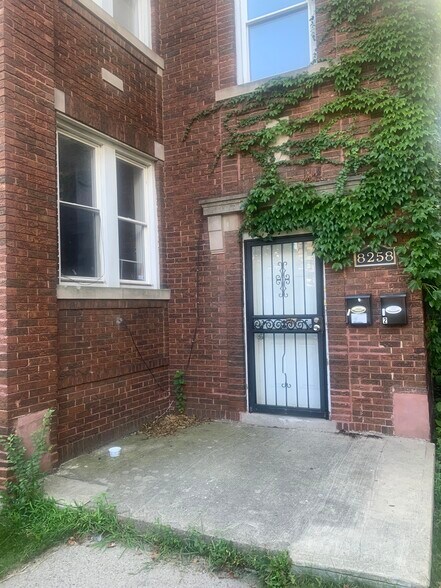 Building Photo - 8258 S Langley Ave
