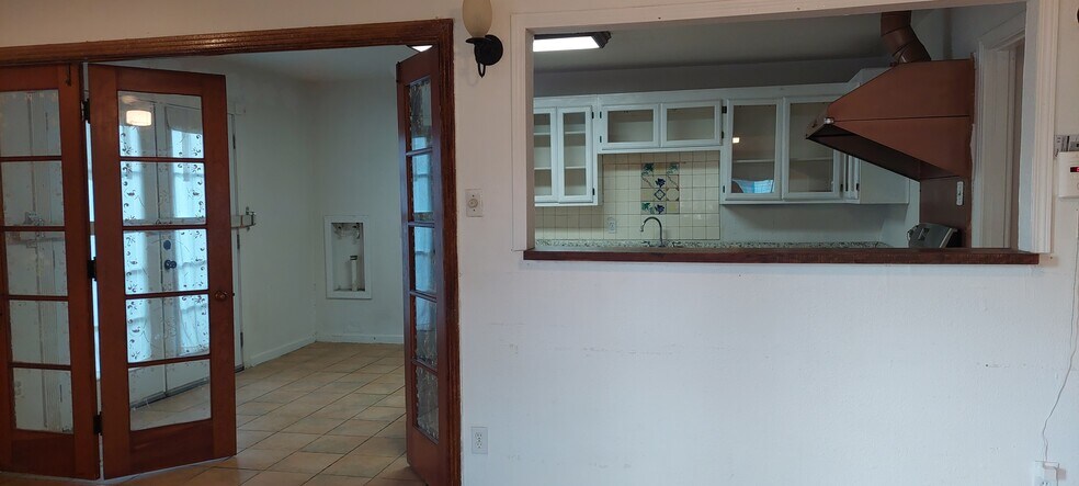 Building Photo - 2031 Beechaven Dr