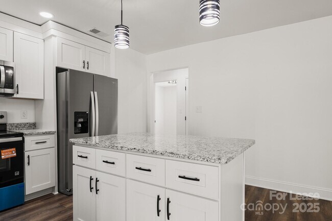 Building Photo - 815 Sharon Dr