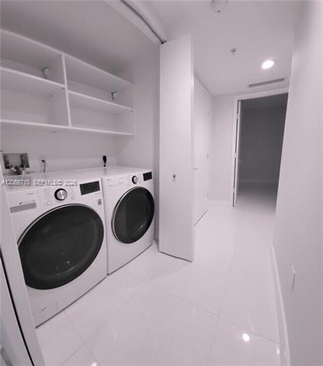 Building Photo - 250 Sunny Isles Blvd