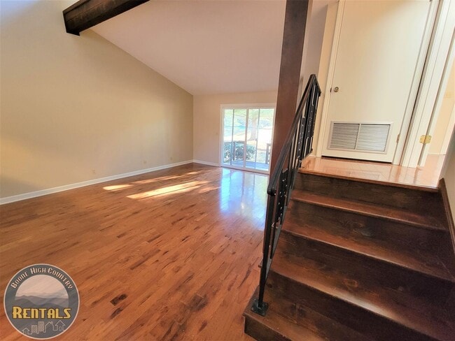 Building Photo - 1/1.5 Townhome located near Boone Golf Course!