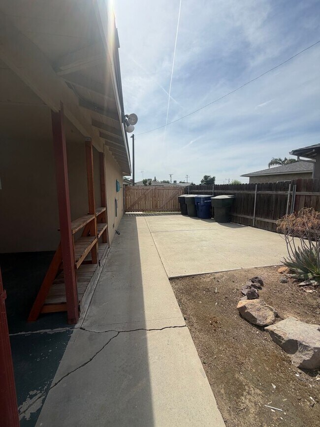 Building Photo - 3 bedroom 2 bathroom in North Hanford