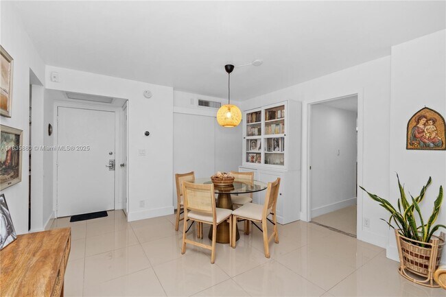 Building Photo - 3301 N Country Club Dr