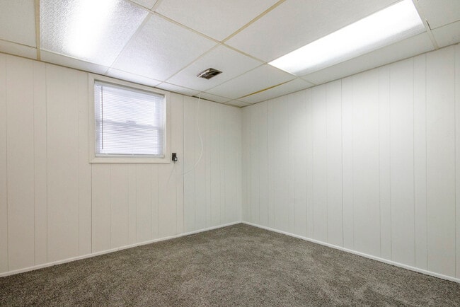 Building Photo - 5671 Christie Ave - Gorgeous 4 Bed