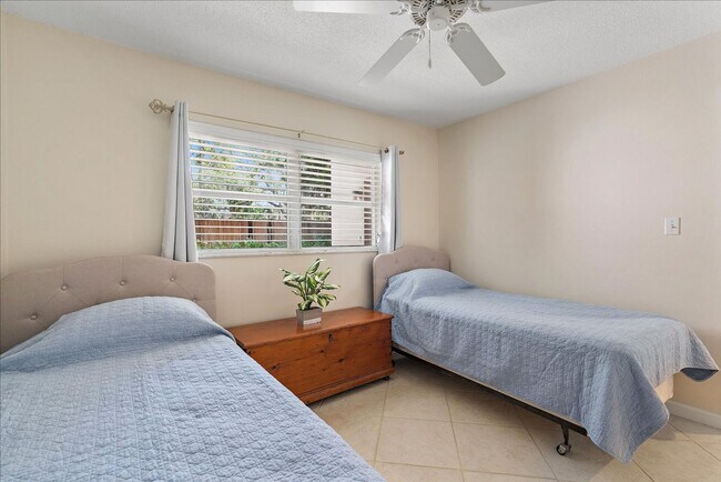 Building Photo - Beautifully updated 2 bed/2 bath located c...