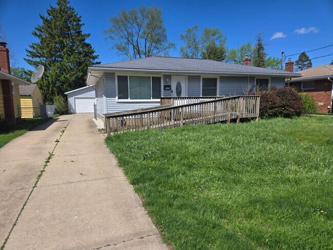 Building Photo - Charming 5-Bedroom Property in Prime Location