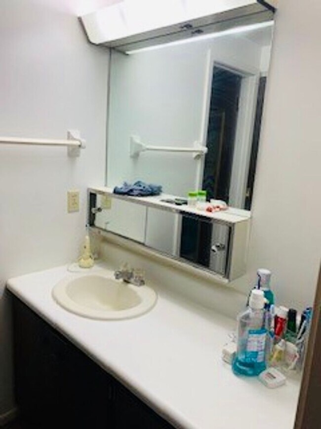 Building Photo - 2026 Summit St